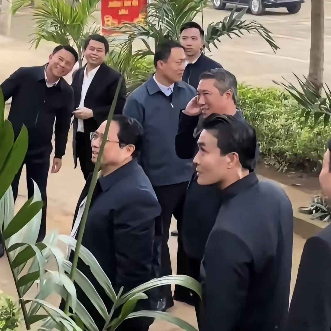 越南总理下乡视察，这夹克穿得不知道热不热。