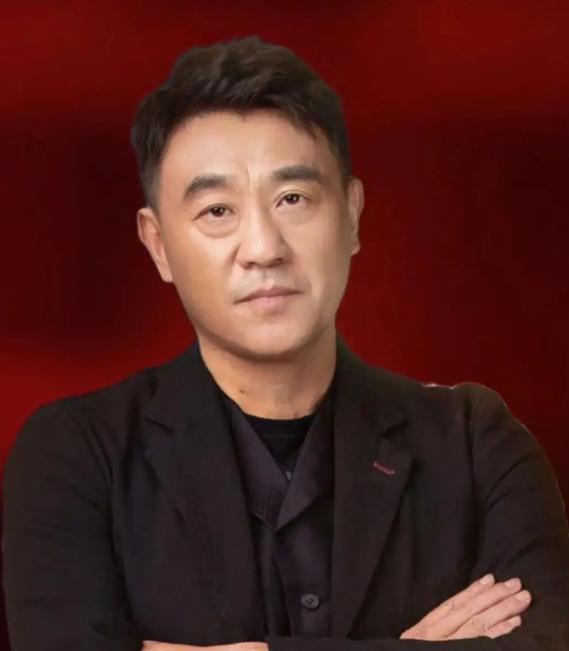 1997年深秋的北京，当时还是个穷跑龙套、只能窝在父母家吃挂面的何冰，突然接到了