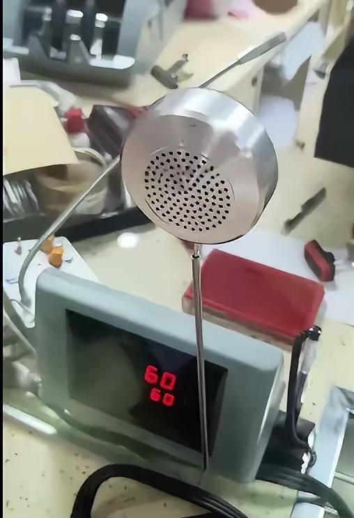 湖南娄底，女子去银行取300块钱，点钞机点了几遍都是60张。可就在柜员把钱递给她