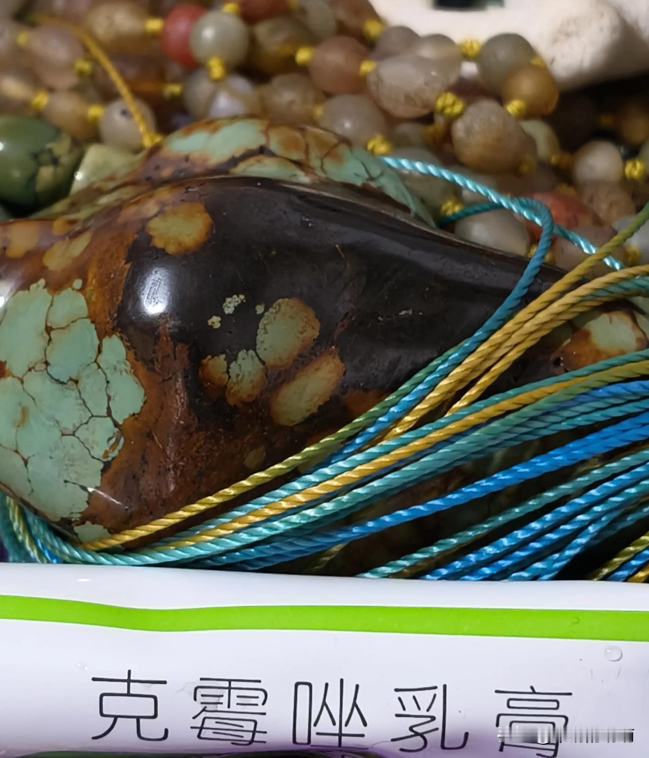 用了这个乳膏，脚背上终于不痒了，皮肤平展变正常了，亲测这东西有用！半个月前两