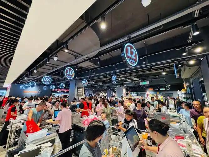 对于胖东来开除12年老员工是否合理，存在不同观点。从公司角度看，具有一定合理