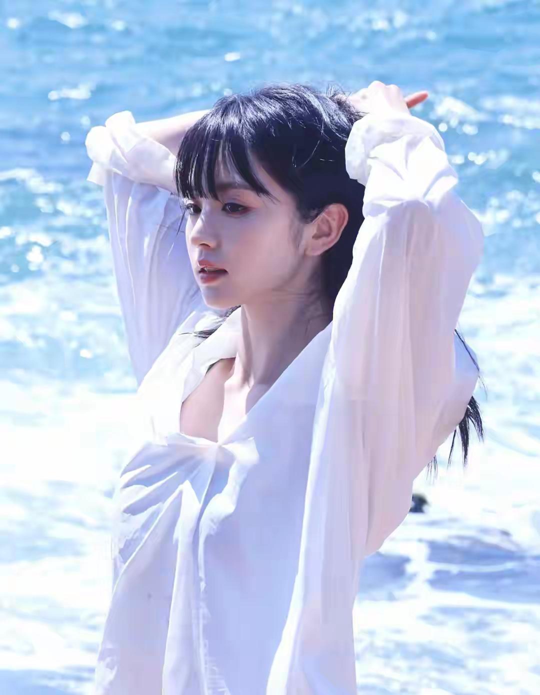 海边的美少女——田曦薇[玫瑰]这组感觉比平时…更成熟，更有韵味，好好看[