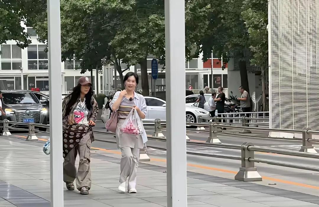 现在是不是都很实行这种屁帘？我看很多年轻小孩儿也都是这种穿搭式样。陈数那英，