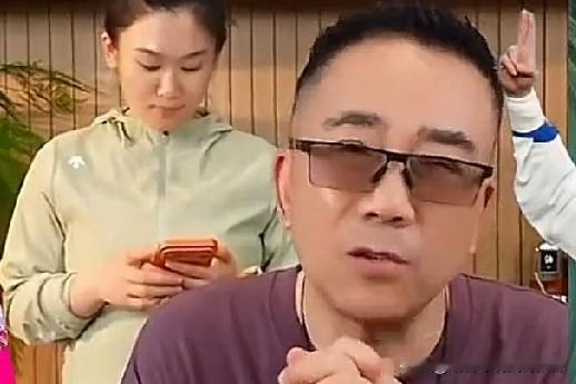 杨仪在直播间点评郭德纲演唱的京剧，他是这么说的：“戏剧要是发展到如今，都成了那副