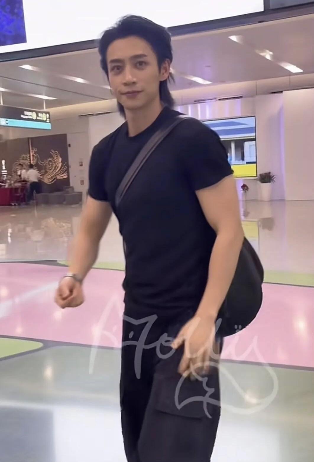 来自甘肃兰州的歌手魏晨身材好高挑，年轻时候长得一般，现在越来越帅气了，走在商场里