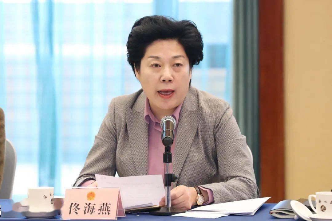 靴子落地，坊间消息最终成真，传闻被带走调查多日的佟海燕官宣落马。此番被查，距离佟