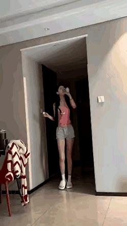 媳妇在家穿着短裤晃悠，老公看得心里直冒火，忍不住嚷嚷：“你老这么露着腿，我真有点