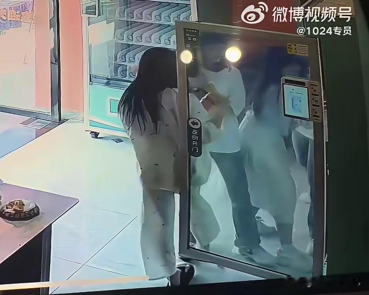 年轻人真的是没事找事，非要搞一些偷鸡不成蚀把米的事情！前不久，一群年轻人在