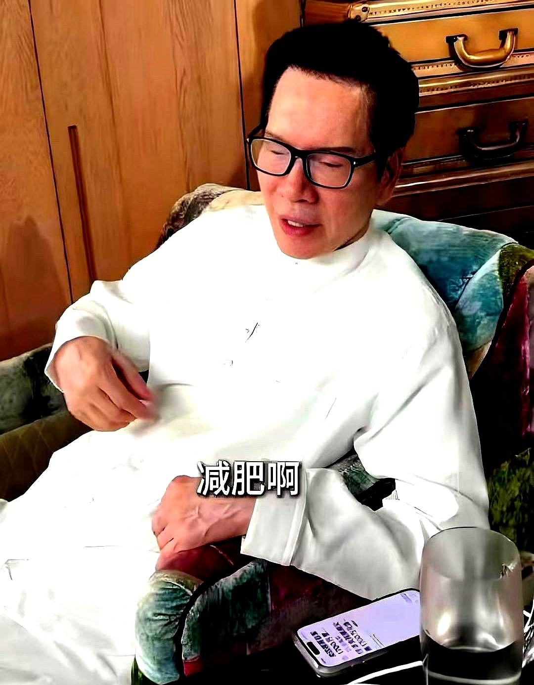 78岁的向华强吃晚饭，碗里只有半碗玉米，不碰精米饭。这可不是吃不起，是真惜命。在这些顶级富豪眼里，时