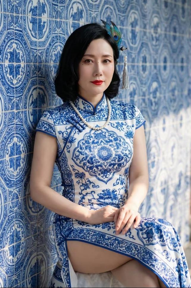 二嫂穿旗袍，青瓷般古雅…吴石夫人旗袍新中式烧花旗袍江南风旗袍照