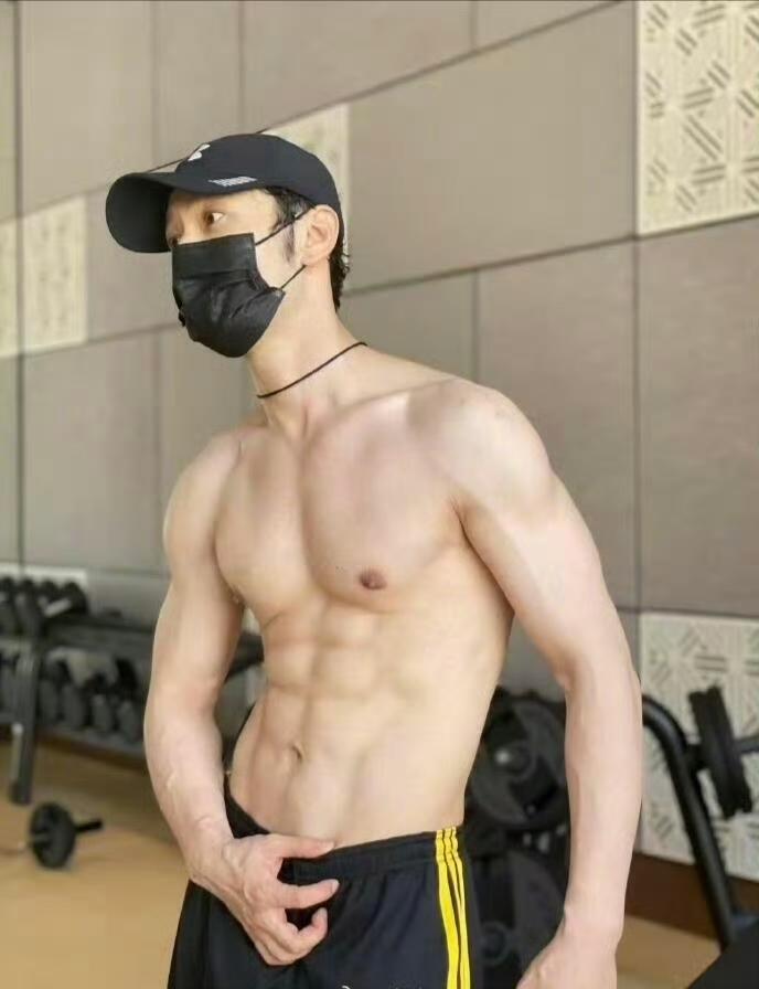 杨颖应该后悔离婚了，想不到离婚后的黄晓明身材大爆发，变身肌肉猛男，47岁这身材少