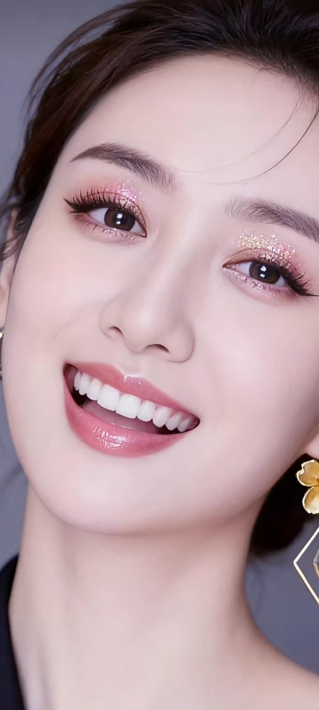 甜美笑容，闪耀眼妆，完美妆容，女神范儿！😊✨