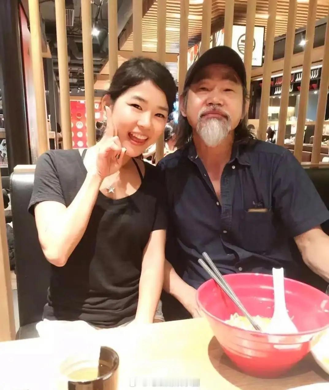 73岁香港知名动作演员元华现身香港一家面馆吃面被偶遇，他打扮低调，他头戴鸭舌帽，