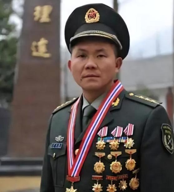 2001年2月11日，从成都开往武昌的K148次列车上，76名穿着打扮像农民工一