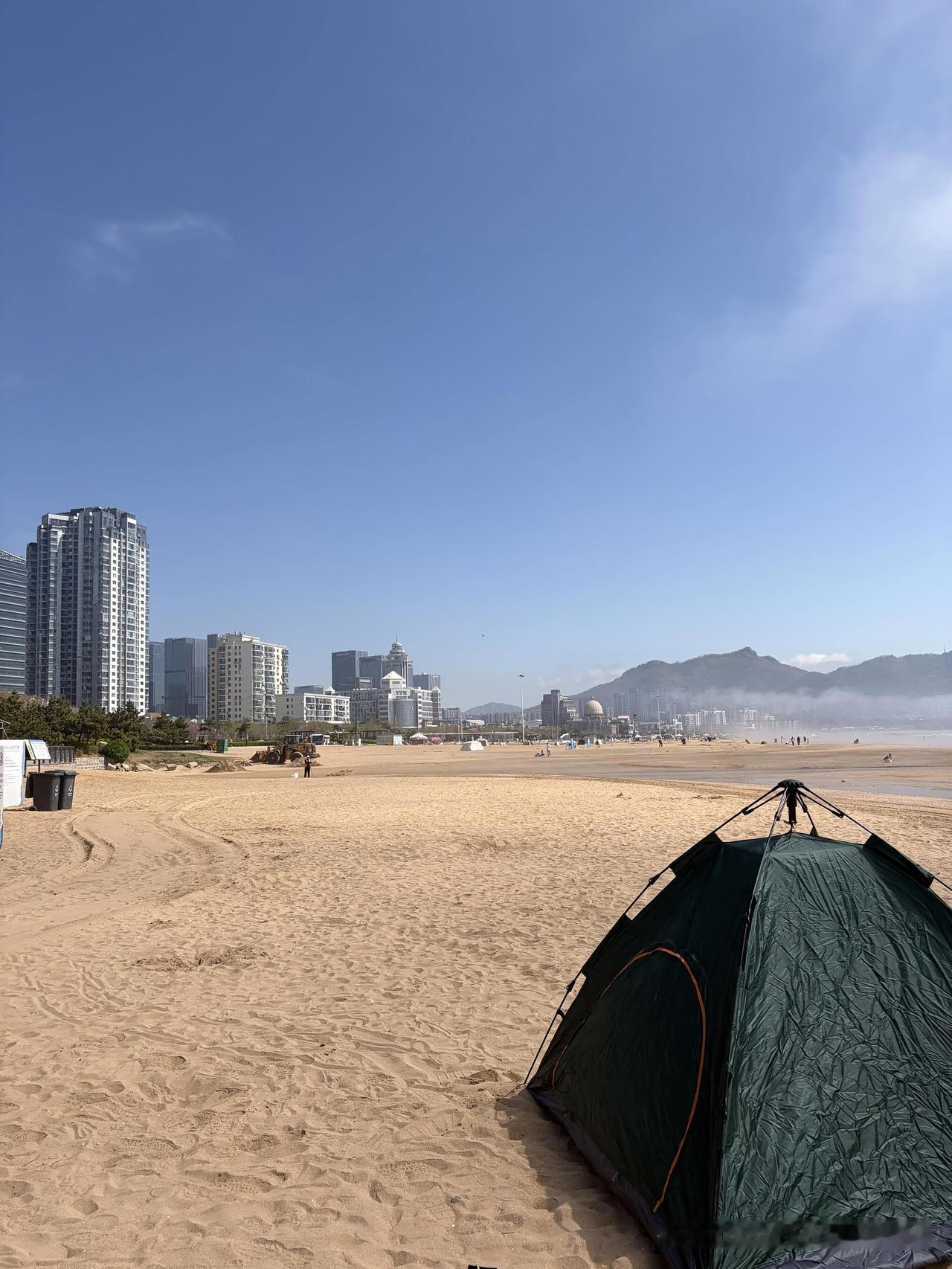 别扯什么"诗和远方"，普通人旅游就一个原因：在家里待不下去了。不是家不好