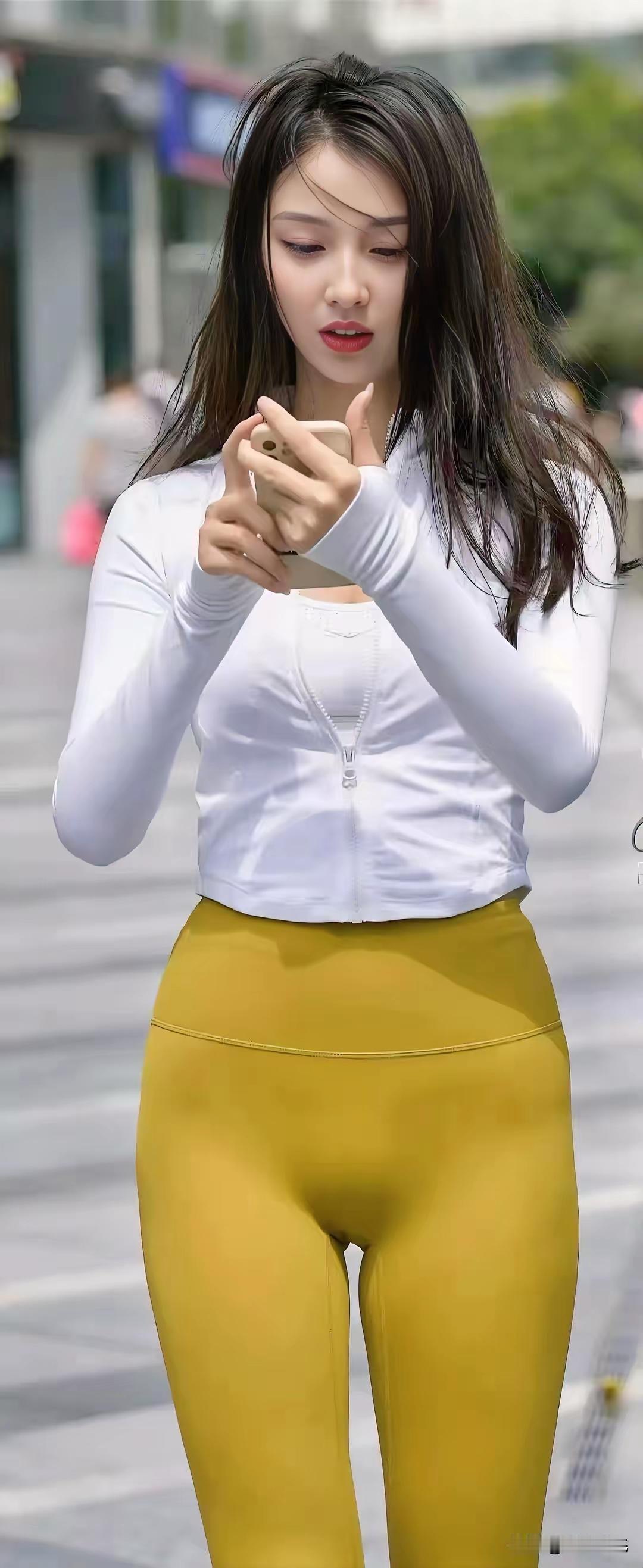 白色上衣+黄色紧身裤，简约又时尚！白色长裤穿搭白色长裤搭配灰色紧身裤穿搭白