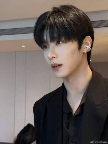 程相骨相被程相的骨相狠狠拿捏了！立体的轮廓不用多余修饰就很出片，高挺鼻梁搭配清晰