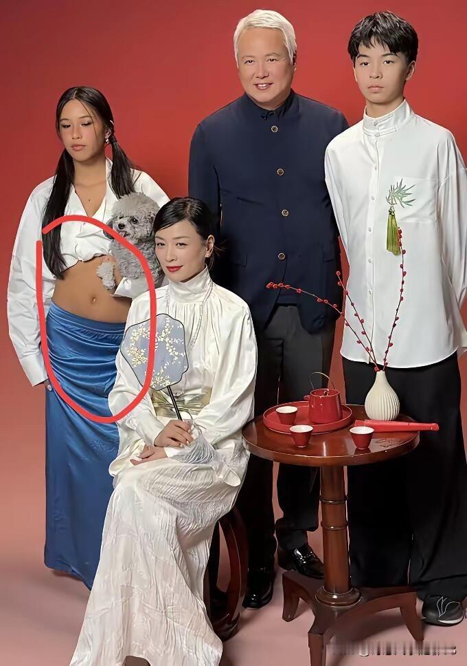 张庭和林瑞阳两夫妻的皮肤都是比较白净的那种，怎么到女儿身上就变的那么黝黑了，女儿