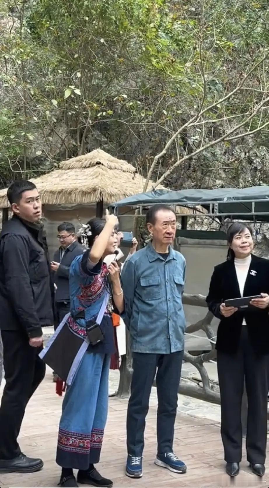 王健林罕见现身贵州罗甸的大小井风景区，今年72岁的他断崖式衰老，短短几个月不见，