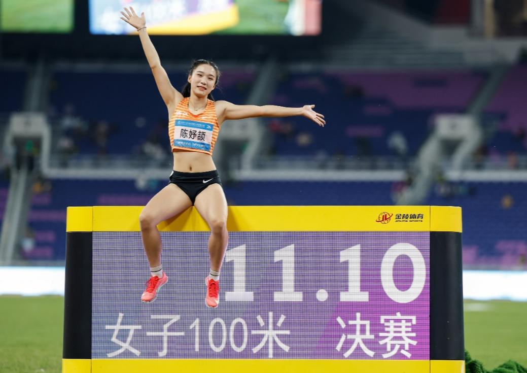 昨晚进行的第十五届全运会女子100米飞人大战，虽然两位名将葛曼棋和梁小静都因伤缺