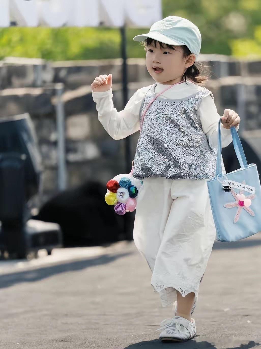 黄一鸣更新了闪闪在中国国际时装周南京站的美照。闪闪还不到三岁，在如此盛大的场面中