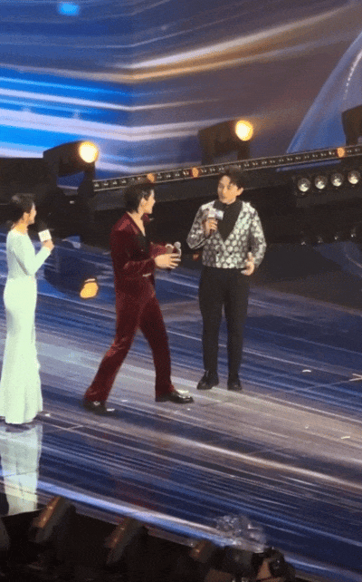 向佐，又惹事了！3月11日中午，向佐突然冲上热搜，原因是前一天晚会上，他一脚差