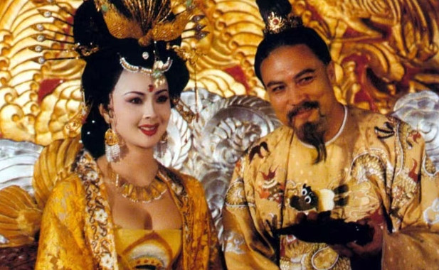 756年晚上，38岁的杨贵妃正在侍寝69岁的李隆基，两人刚刚脱去衣服，正要进入梦