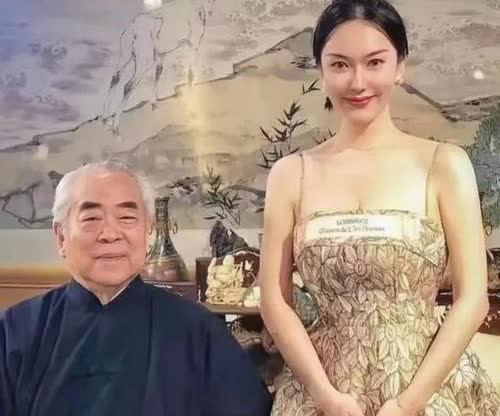 范曾这辈子一共结了4次婚，但只有一个亲生的孩子，就是他的女儿范晓蕙。可悲的是，范
