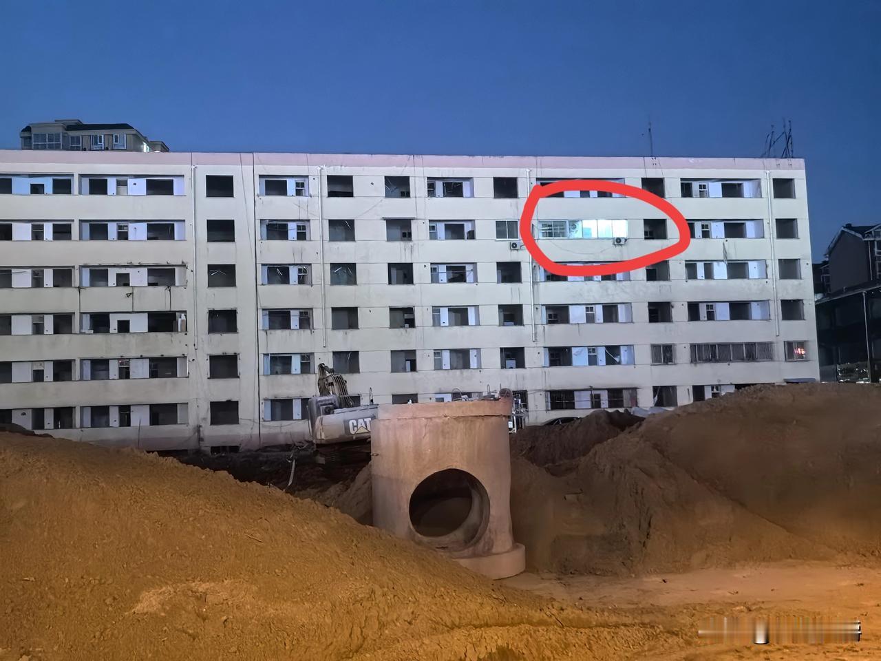 看！钉字户！哈哈哈，一栋楼堵一条路，只因这一家拆不了，楼下是一堆一堆修路用