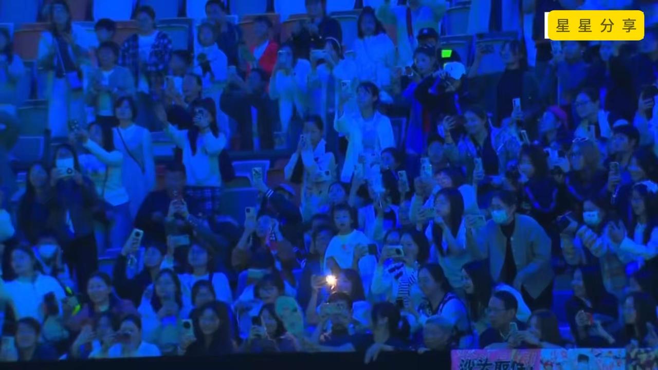 孙颖莎亚洲杯两连胜！球迷疯狂拍照见证高光时刻