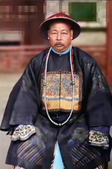 1876年，64岁高龄的左宗棠打到新疆敌占区时，突然有100多个衣着破烂的清朝官