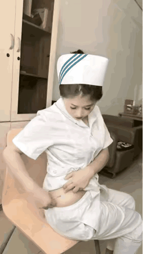 娶个护士当老婆，这体验也太“刺激”了！确实，她能给自己扎针，手法熟练得跟玩