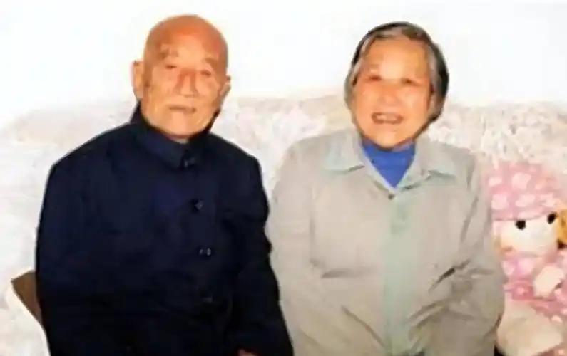 1971年，陕西一个老光棍图便宜，娶了小自己10岁又坐过牢房的女大学生，谁知，几