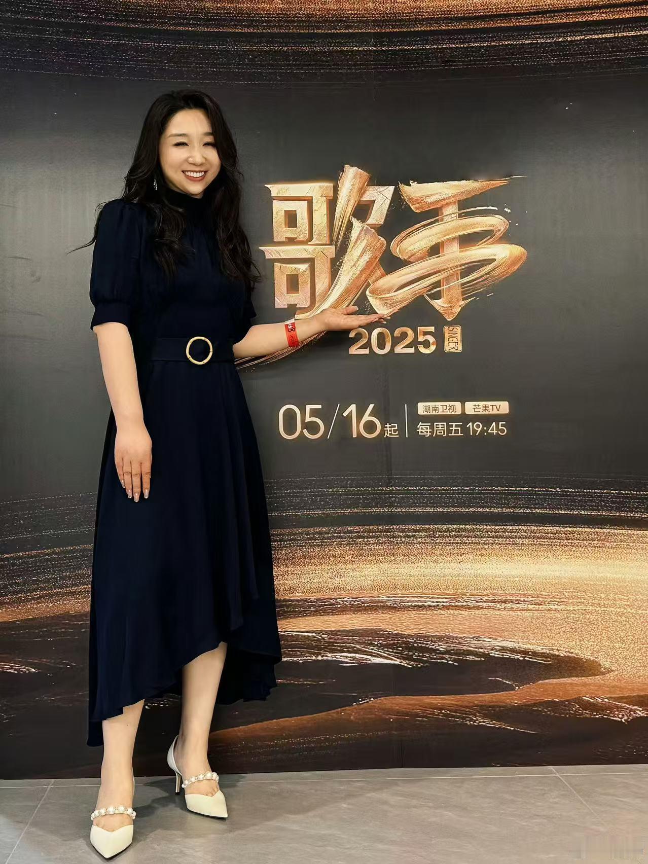  傅首尔瘦了傅首尔瘦了的话题一出来，瞬间被她的变化圈粉！不止身材，连眼神里的活力