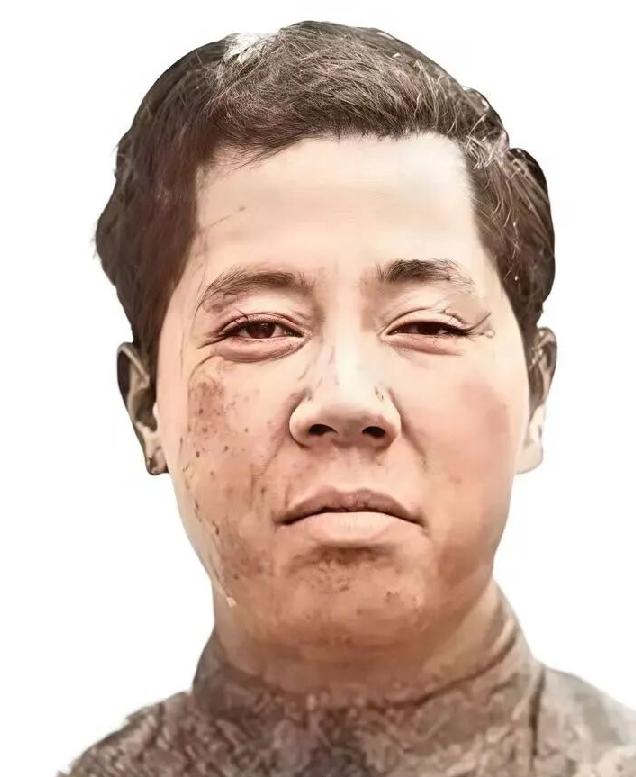 戴笠之孙戴以宏，父亲戴藏宜1951年被处决。1954年母亲郑锡英去台湾时，把6岁