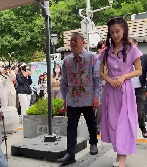 黄圣依这组照片好真实啊！无滤镜无美颜，直接抓拍的，她整个人的状态还是挺不错的，说