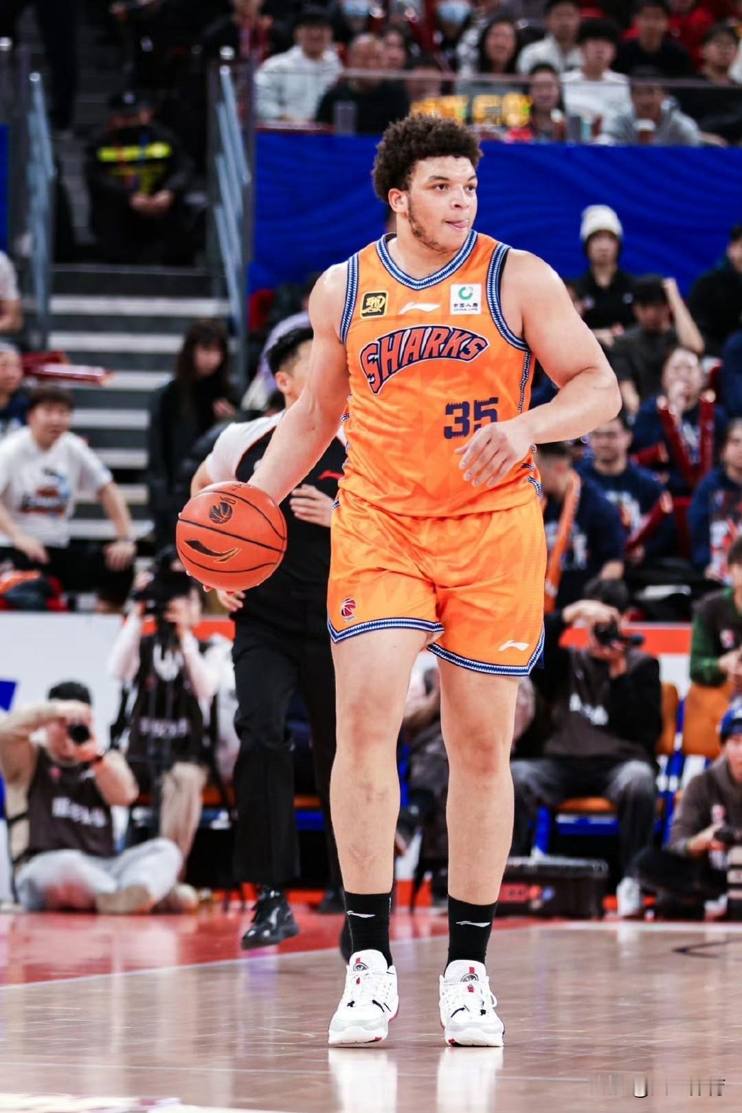 有情况？洛夫顿自曝将一个月内将回归大学母校！近日，上海久事男篮大外援洛夫顿在