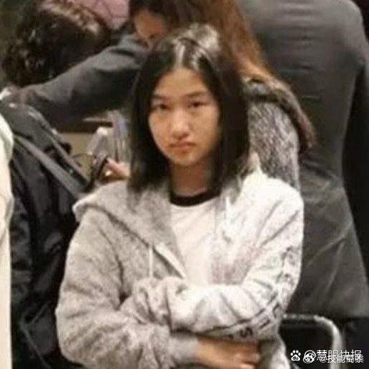 张家辉的女儿，这是怎么长的，乍一看像妈妈，仔细一看像爸爸的！