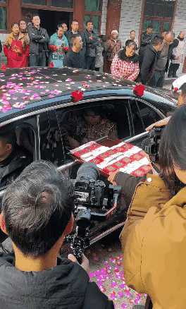 不要再卷了，再这样下去，穷人家就没法活了，难道这个女人镶了金角银边了吗？