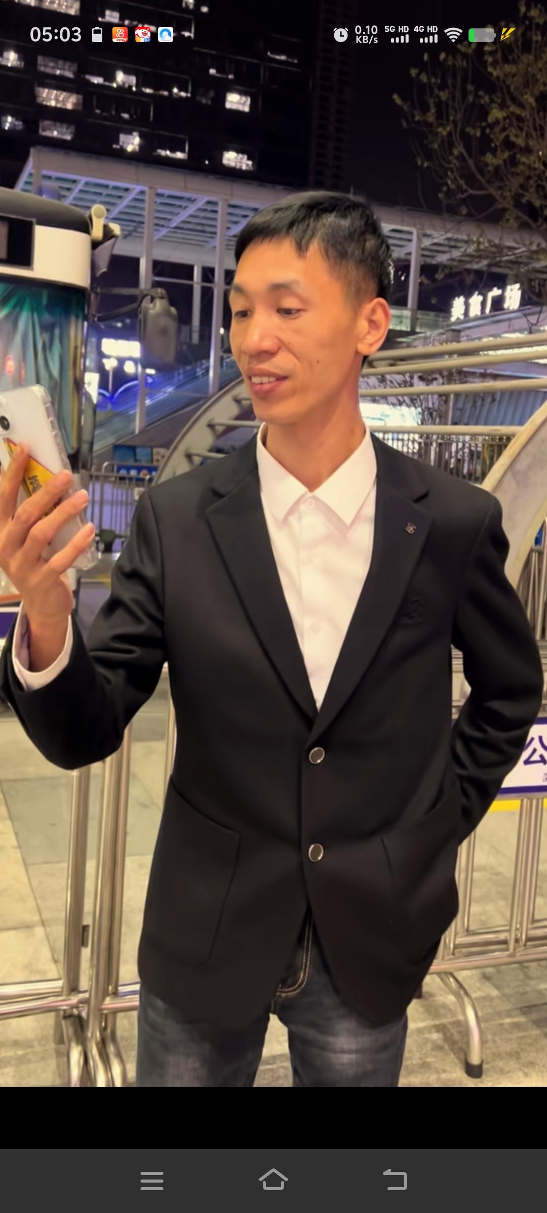 李鑫已回到广州的家中，他拿起手机给姐姐报了平安。33年了，他终于回到了魂牵梦绕的