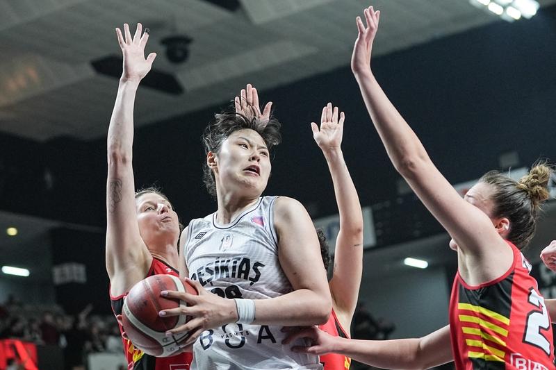 李月汝韩旭两个都是国际级的中锋，韩旭是更适合现代篮球趋势的内线。但是都需要战术，