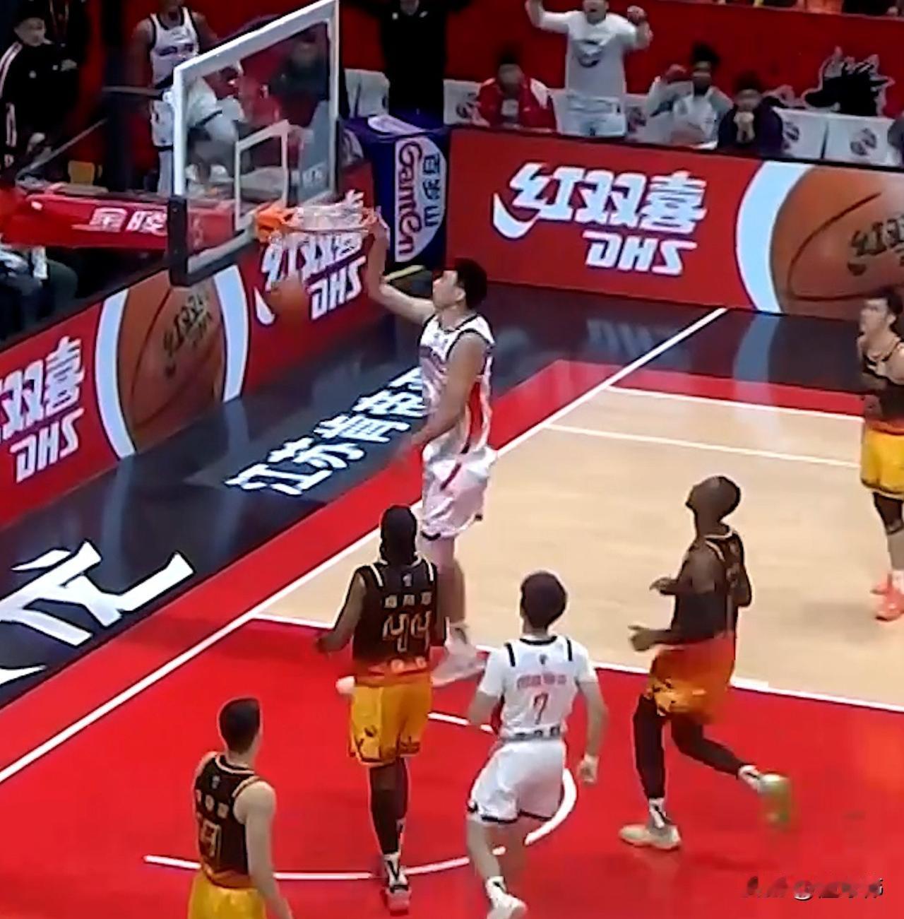 强势！米歇尔谈徐昕：“徐昕今晚打得很强势。”“这是我希望看到的。”“