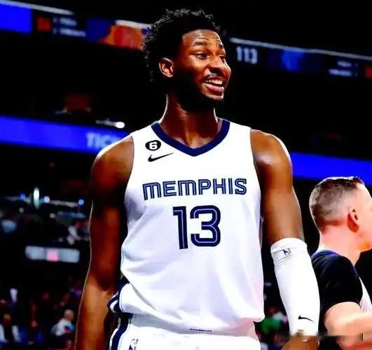 如果湖人用里夫斯换到小贾伦，首发将变成:中锋，18年状元艾顿，年薪800万，