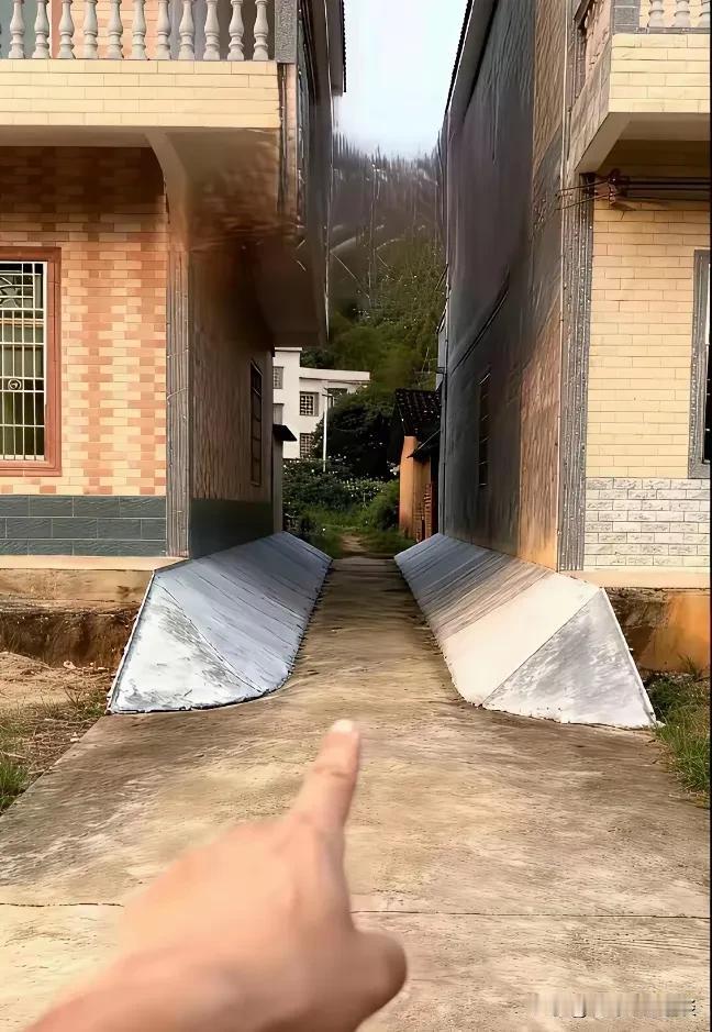 两家打擂台，苦了村里其他人。村里两家人之间隔了一条路。两家先后盖了房子，为了维护