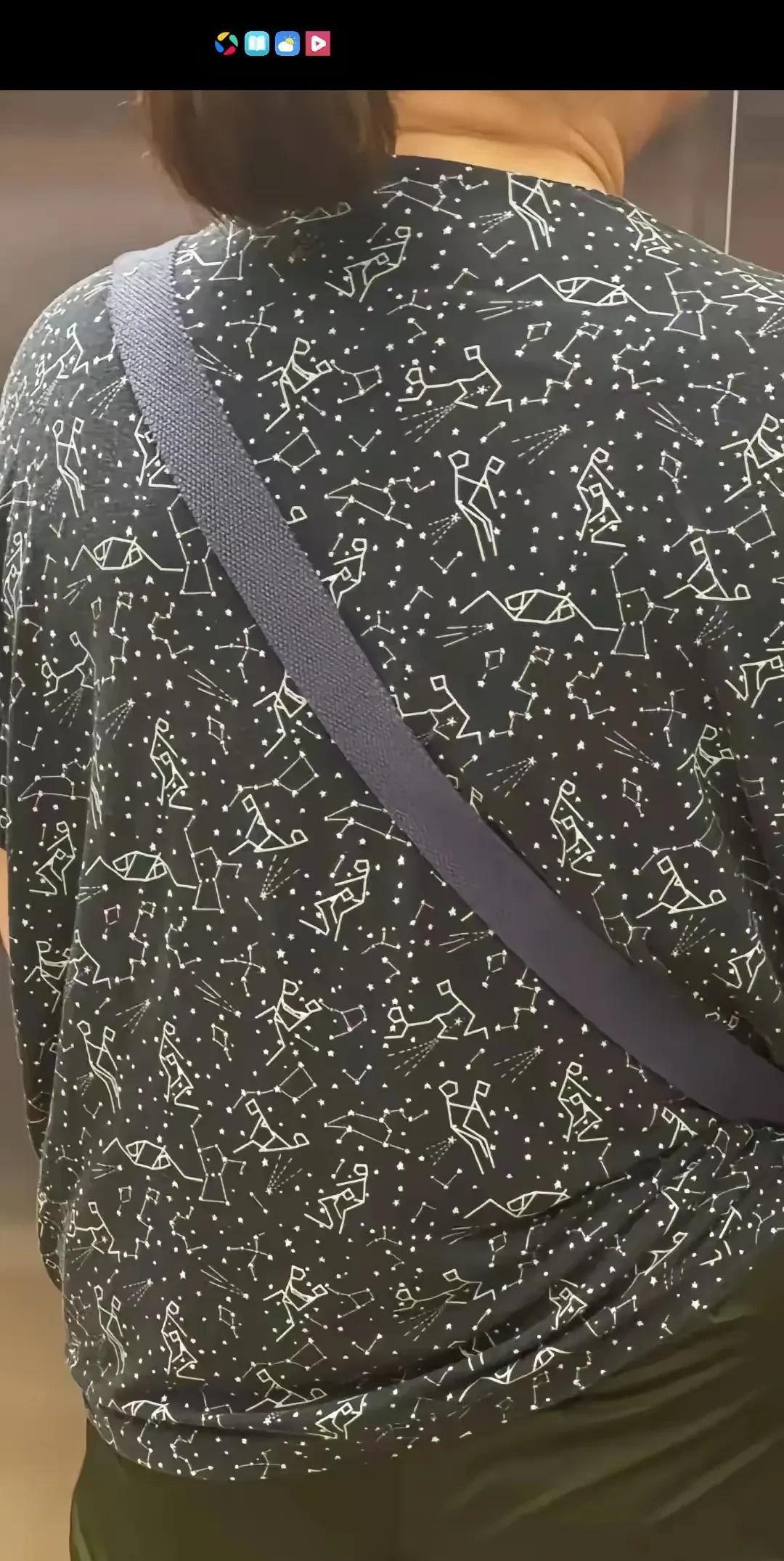 这件衣服和曾毅手表是否有异曲同工之妙呢，亦或者是同一个设计师！