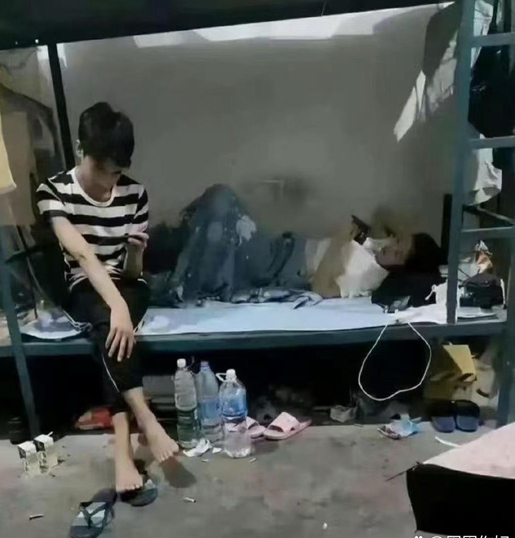 怎么劝我舍友别老带男朋友过来了，￼很尴尬。