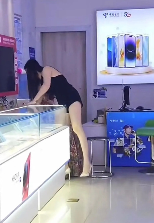 据说是整条街最漂亮的手机店老板娘了！
