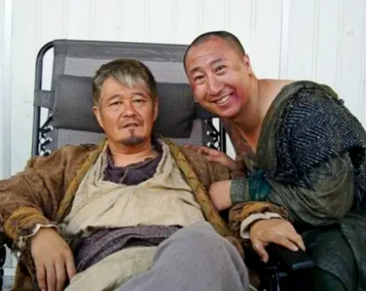 2016年赵本山突然接到电话爱徒张小光骑摩托车时发生意外去世，他勃然大怒：“一