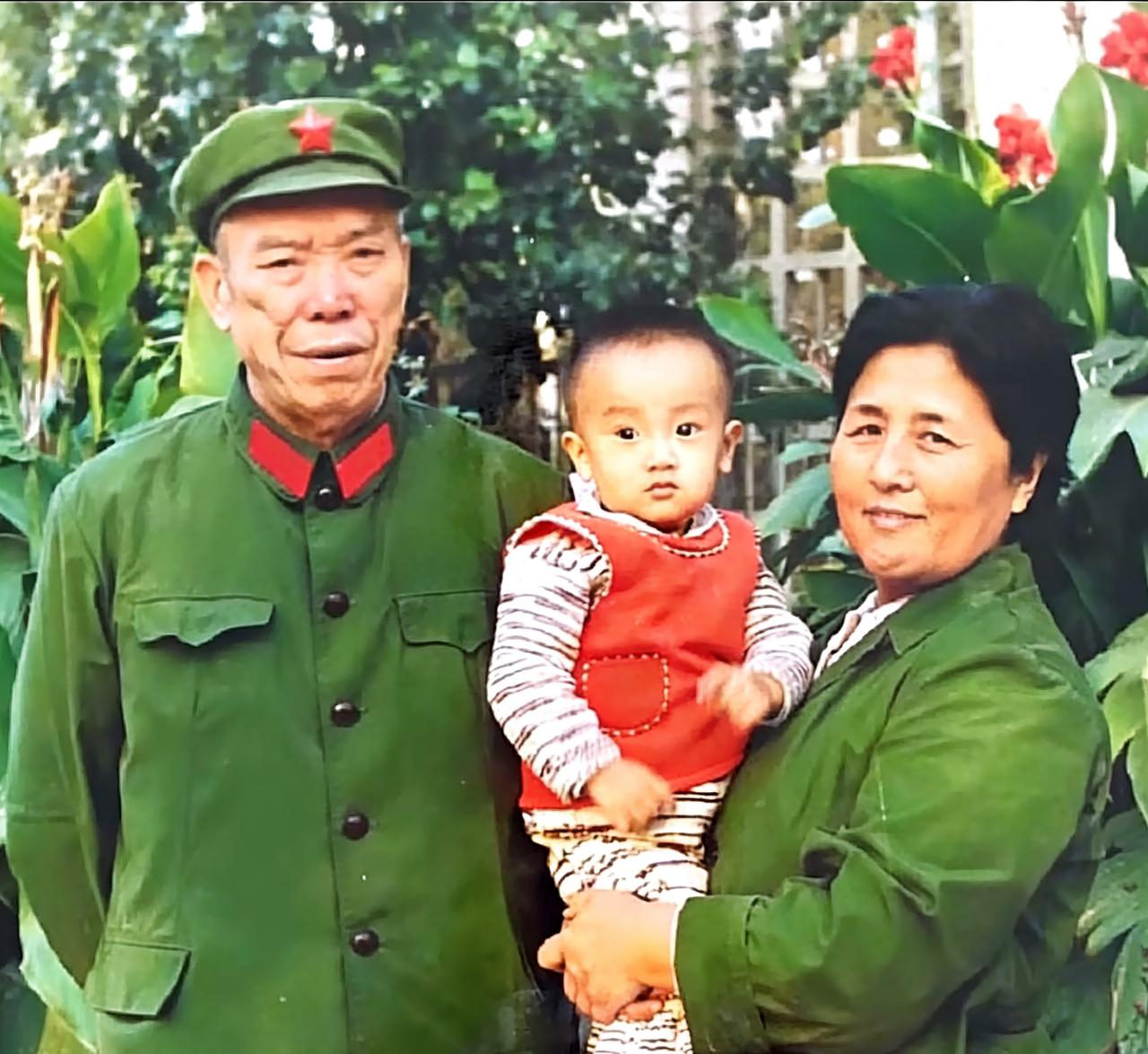 80年代初，梁兴初晚年和夫人任桂兰，抱着小孙子遛弯，一张温馨的合影，老将军穿着军