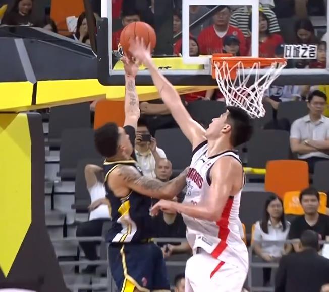 徐昕真干啊！广州队客场93：76大胜广东宏远队，徐昕在内线如定海神针，一夫当关万